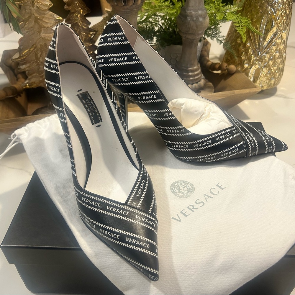 Great condition Versace black and white tribute logo heels - Picture 5 of 10
